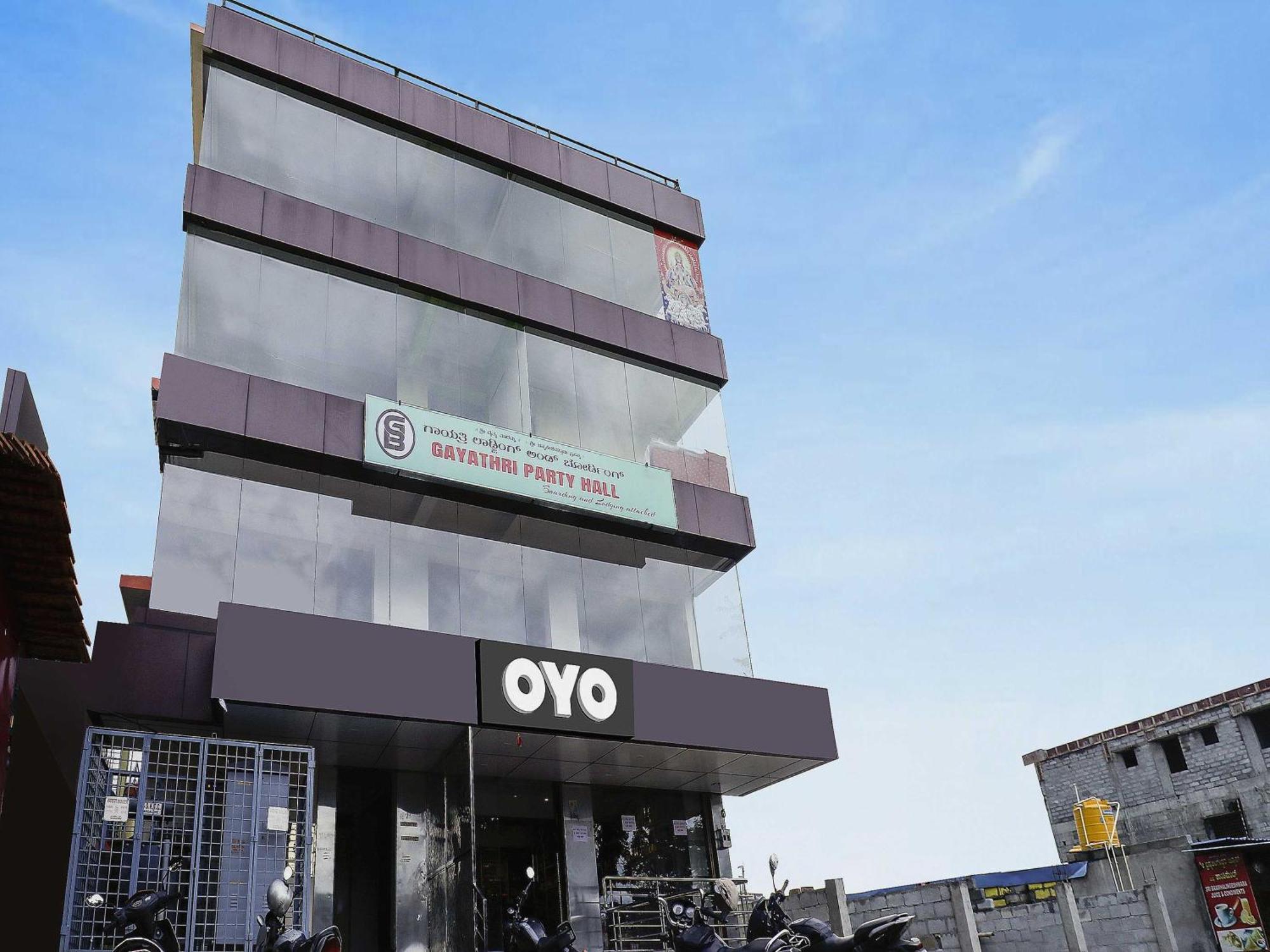 Hotel Oyo Flagship Gayathri Lodging & Boarding Bangalore Exterior foto