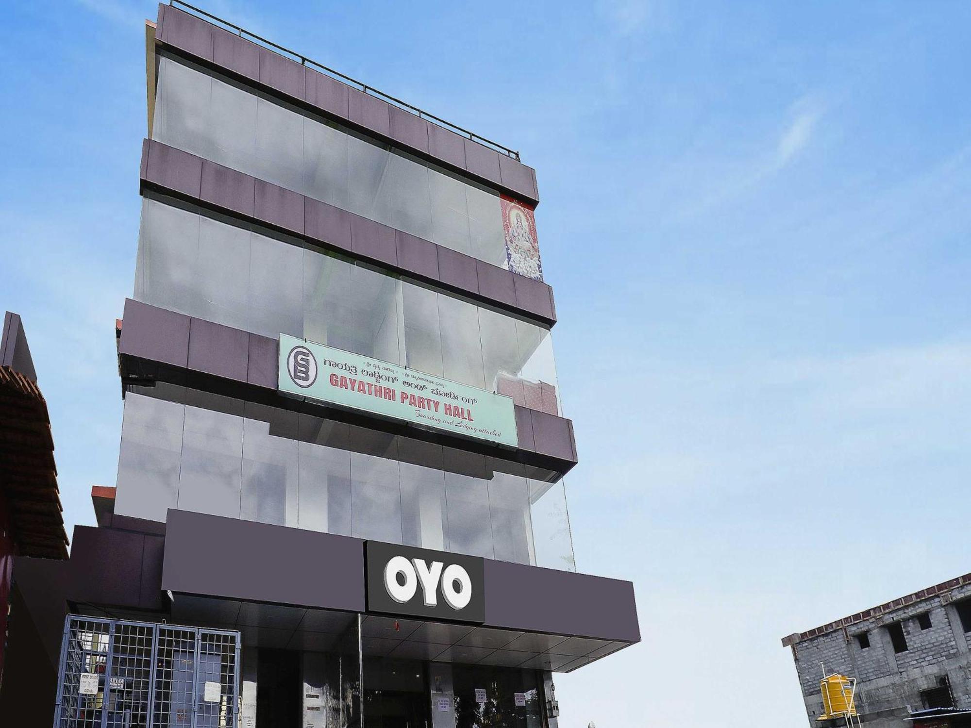 Hotel Oyo Flagship Gayathri Lodging & Boarding Bangalore Exterior foto