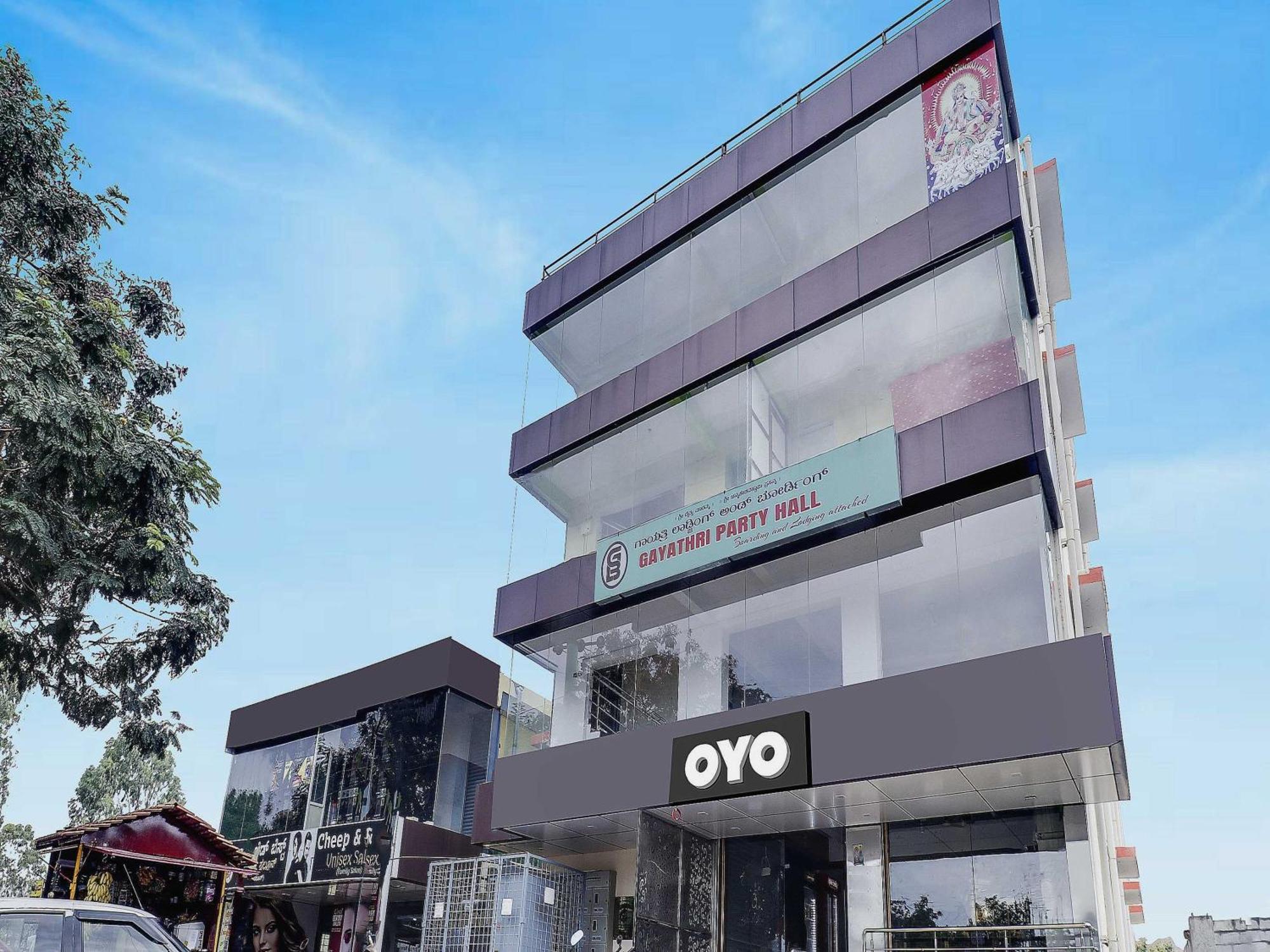 Hotel Oyo Flagship Gayathri Lodging & Boarding Bangalore Exterior foto