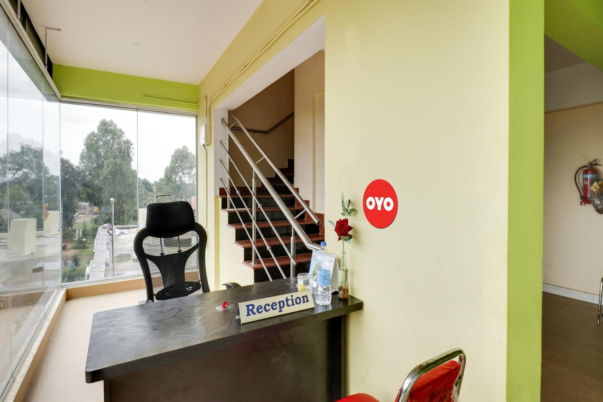 Hotel Oyo Flagship Gayathri Lodging & Boarding Bangalore Exterior foto