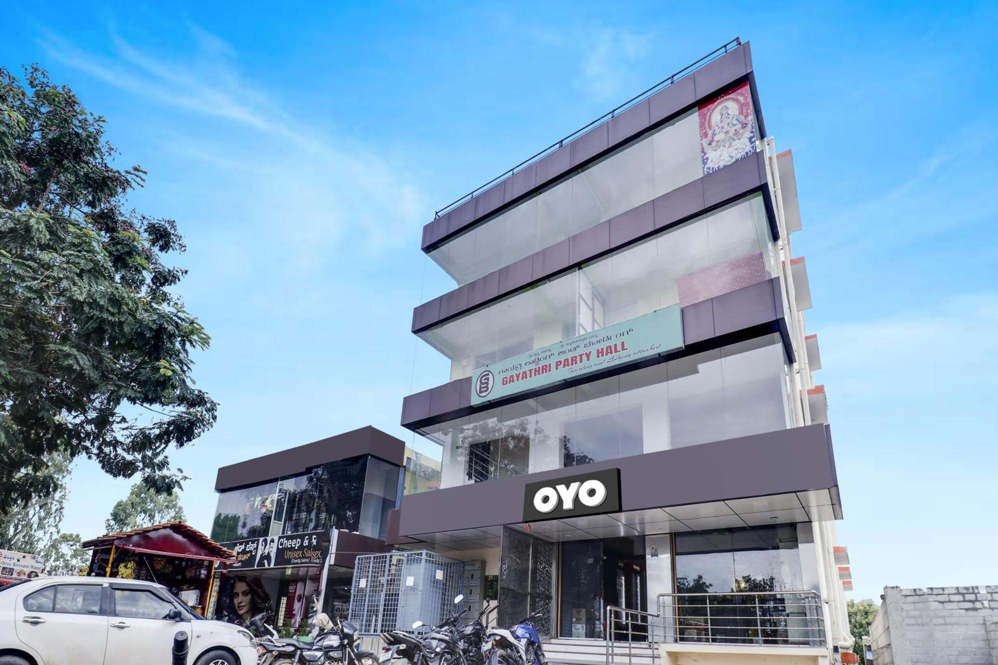 Hotel Oyo Flagship Gayathri Lodging & Boarding Bangalore Exterior foto